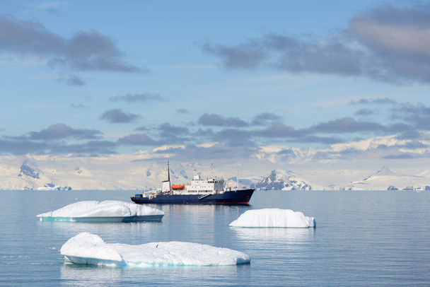 南極海での氷山探検船 - 写真・画像
