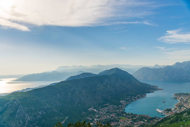 Panoramiczny widok na starożytne miasto Kotor i Boka Kotorska Zatoka od góry - Zdjęcie, obraz