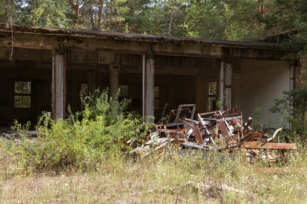A caixa de carros saqueada da unidade militar em Chernobyl. Etiquetas de segurança ao trabalhar com máquinas de trabalho. Unidade militar destruída Central nuclear de Chernobyl, 2017
 - Foto, Imagem