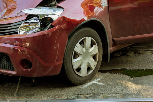 ODESSA, UCRANIA - 30 de septiembre de 2017: accidente automovilístico en carretera. accidente de tráfico en la calle, coches dañados después de la colisión en la ciudad. accidente de tráfico. Atasco de tráfico. congestión
 - Foto, Imagen