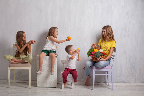 vier Kinder mit frischem Gemüse gesunde Ernährung - Foto, Bild