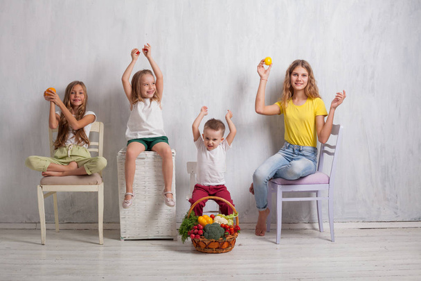 quatre enfants avec des légumes frais aliments sains
 - Photo, image