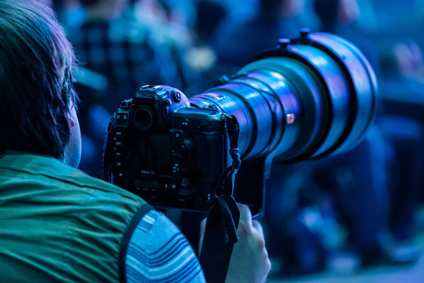 Fotógrafo jornalista com uma lente telefoto no trabalho
 - Foto, Imagem