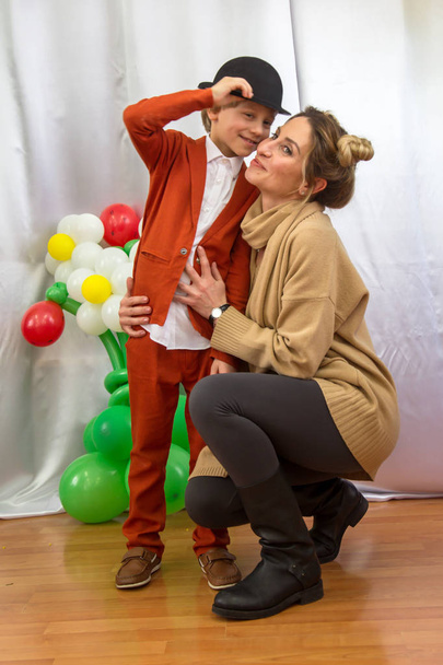 ODESSA, UKRAINE - March 8, 2018: children perform at concert in primary school. Children's theatrical creativity, amateur performance in Kindergarten on Women's Day. Children's creativity - Foto, Imagem