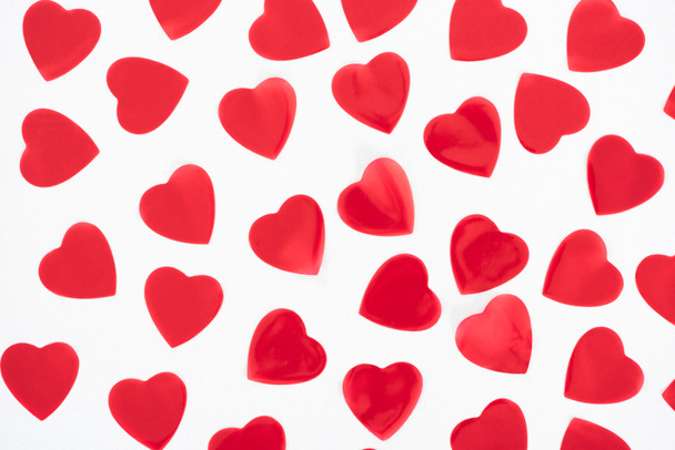 felülnézet szép dekoratív piros szívek, elszigetelt fehér background - Fotó, kép
