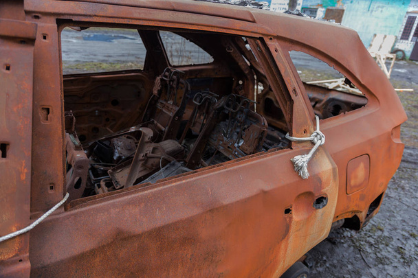 燃やされた車。駐車場で車に火をつけた。強盗戦争、モロトフ カクテル後火マシンの破壊。燃え尽きたマシンに変形。車の事故の結果。放火被害 - 写真・画像
