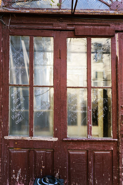 altes Holzfenster im Armenviertel - Foto, Bild