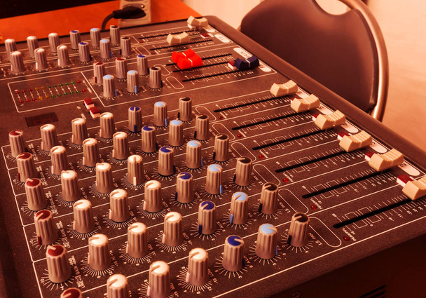 Sprzęt audio Studio nagrań muzyki kontroler elektryczny Mikser dźwięku. Profesjonalnego miksera z tłumików i regulacja pokręteł, Audio konsoli, Konsola miksująca urządzenie elektroniczne do łączenia - Zdjęcie, obraz