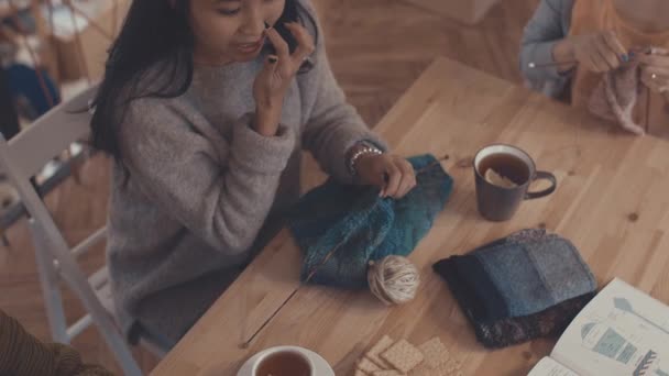 Young knitting girls in studio - Metraje, vídeo
