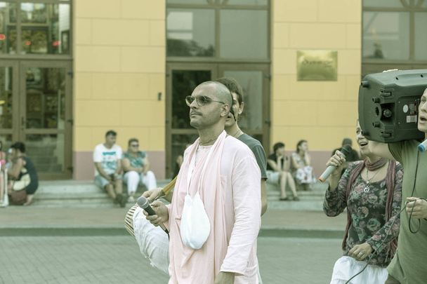 ODESSA, UCRANIA - 29 de julio de 2018: Krishnaites con canciones y bailes en la calle en el centro de la ciudad. Devotos de Hare Krishna bailando con juerguistas de carnaval durante un ayushnava religioso en la calle
 - Foto, Imagen