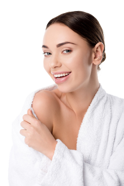 kaunis hymyilevä nainen kylpytakissa katselee kameraa eristetty valkoinen
 - Valokuva, kuva