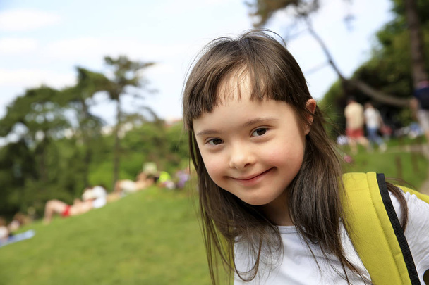 Πορτρέτο του μικρού κοριτσιού χαμογελώντας στο πάρκο - Φωτογραφία, εικόνα