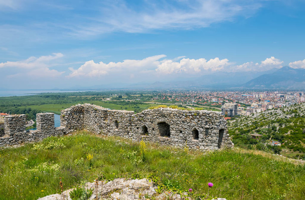 Vista panorâmica das muralhas da fortaleza medieval de Rozafa, Albânia
 - Foto, Imagem