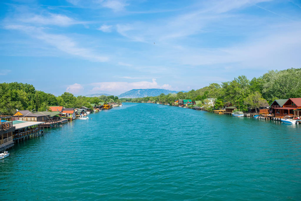 Panoramisch uitzicht van drijvende restaurants voor toeristen met zeevruchten  - Foto, afbeelding