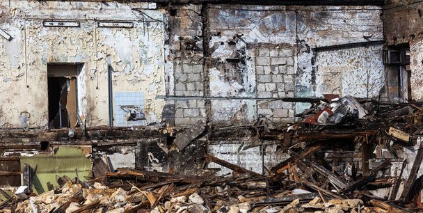 Закинутий будинок розпадається в бідному районі. Будинок зруйнований. Тріщини в стіні будинку. Знищення старих будинків, землетрусів, економічної кризи, покинутих будинків. Зламаний непридатний будинок
 - Фото, зображення