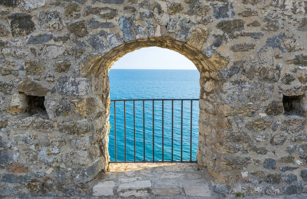 Picturesque näkymät Adrianmeren korkeudelta orja ikkuna
. - Valokuva, kuva