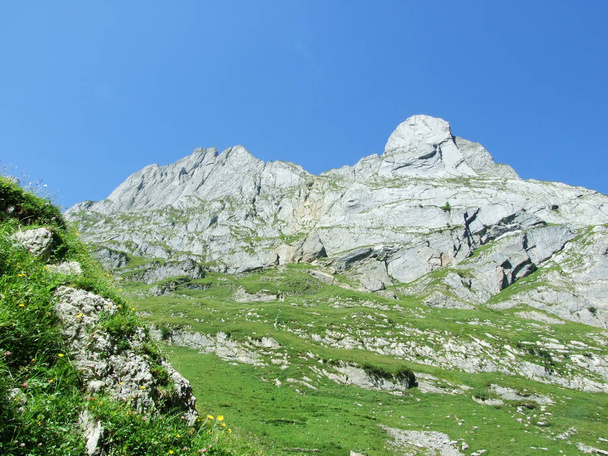 Переглянути на вершини Fahlenalp гора масового Alpstein - кантону Аппенцелль Innerrhoden, Швейцарія, озеро Fahlensee - Фото, зображення