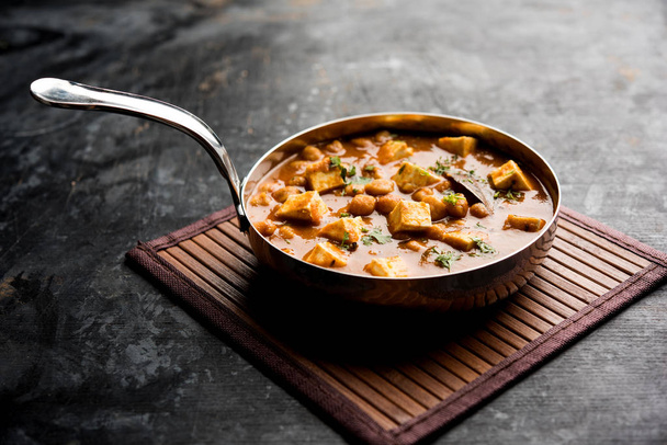 Curry Chole Paneer fatto con ceci bolliti con ricotta con spezie. Ricetta popolare dell'India del Nord. serviti in una ciotola o in una padella. Focus selettivo
 - Foto, immagini