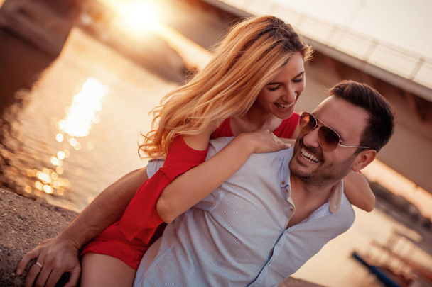 Feliz joven pareja divirtiéndose al aire libre y sonriendo. - Foto, Imagen