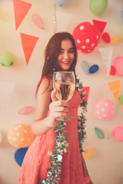 buli a szép nők alkoholfogyasztás pezsgő ünnepli az új évet, a születésnapi, a szórakozás és a boldogság - Fotó, kép