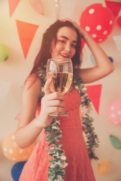 Partyzeit schöner Frauen, die Alkohol trinken und Neujahr, Geburtstag, Spaß und Glück feiern - Foto, Bild