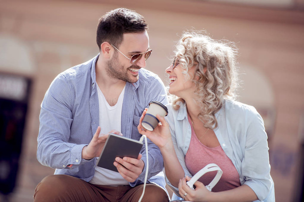 Счастливая молодая пара слушает музыку и делится планшетом
. - Фото, изображение