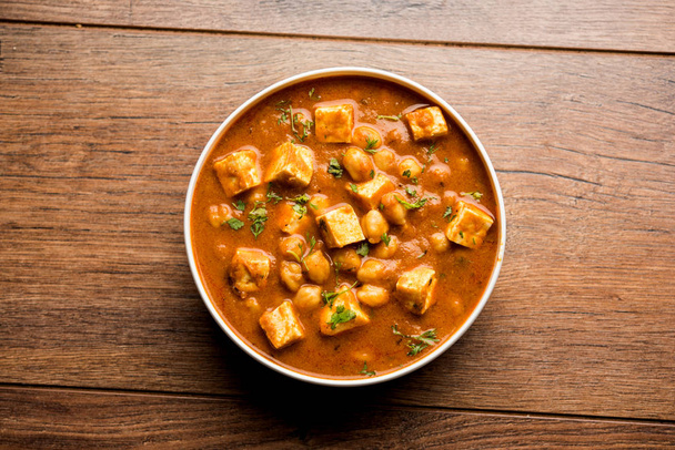Chole Paneer curry hecho con garbanzo hervido con queso cottage con especias. Popular receta del norte de la India. servido en un tazón o sartén. Enfoque selectivo
 - Foto, imagen