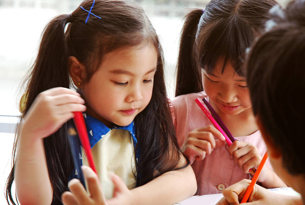 Gli insegnanti insegnano disegno su carta bianca a tre bambini nel fine settimana di vacanza
. - Foto, immagini