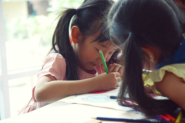 Lány gyermek rajz a fehér könyv három gyermekének hétvége.  - Fotó, kép