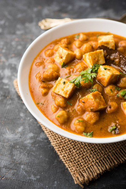 Curry Chole Paneer fatto con ceci bolliti con ricotta con spezie. Ricetta popolare dell'India del Nord. serviti in una ciotola o in una padella. Focus selettivo
 - Foto, immagini