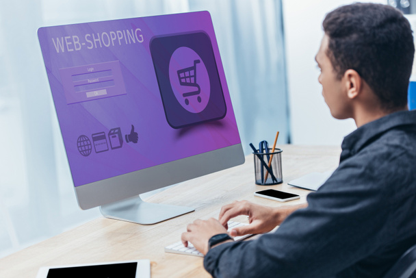young businessman using desktop computer with shopping website on screen in office - Φωτογραφία, εικόνα