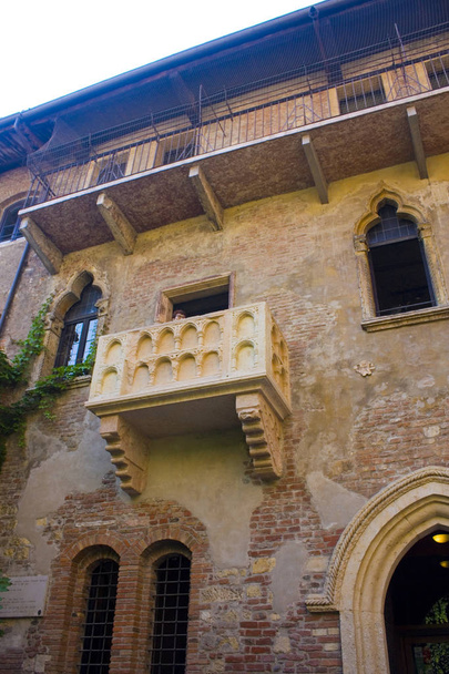 Verona, Italy - June 21, 2018: Balcony of  Juliet in Verona - Φωτογραφία, εικόνα