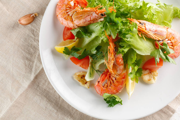 fresh salad with grilled prawns and tomatoes. top view - Foto, Imagen