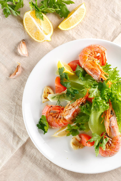 fresh salad with grilled prawns and tomatoes. top view - Foto, Imagen