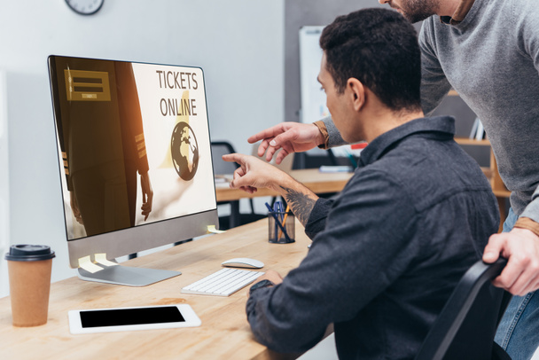 チケット オフィスの画面でオンライン サイトでデスクトップ コンピューターを使用してビジネス同僚のショットをトリミング - 写真・画像