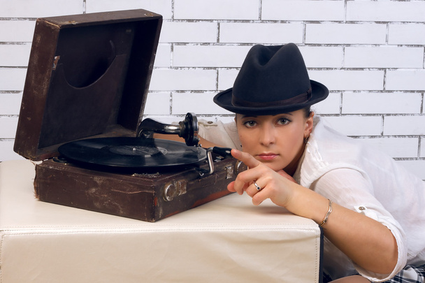 Frau mit Hut, Grammophon auf dem Teller - Foto, Bild