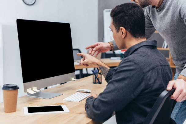 オフィスのブランク画面でデスクトップ コンピューターを使用してビジネス同僚のショットをトリミング  - 写真・画像