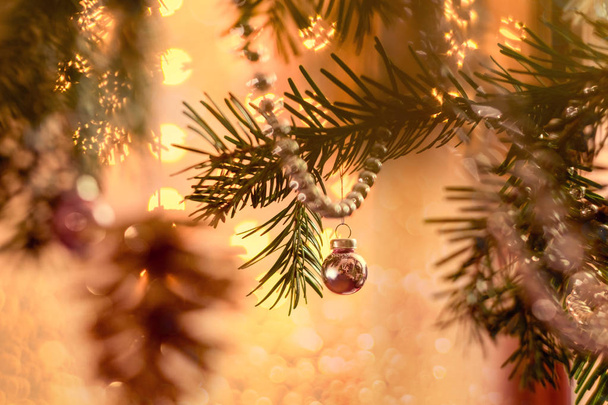 Χριστούγεννα μπάλες και γιρλάντα για χριστουγεννιάτικο δέντρο κλαδιά, αστράφτει σε φόντο bokeh. Χριστούγεννα και Πρωτοχρονιά φόντο. - Φωτογραφία, εικόνα