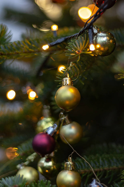 глянцевые рождественские балы на дереве на рынке в декабре
 - Фото, изображение