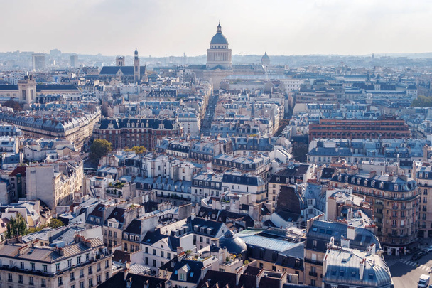Ευρεία εναέρια αστικό τοπίο του Παρισιού που δείχνει το γοτθικό στυλ της μεταμοντέρνας αρχιτεκτονικής. Πολλά μπλε αποχρώσεις στην εικόνα με μια ωραία έκθεση. - Φωτογραφία, εικόνα