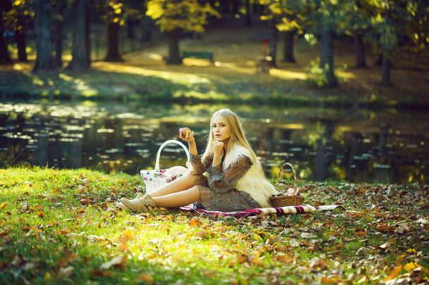 Young girl on picnic - Valokuva, kuva