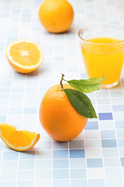 Tuoreita ja herkullisia appelsiineja ja appelsiinimehua
 - Valokuva, kuva
