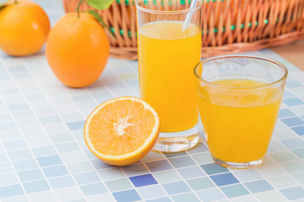 Laranjas frescas e deliciosas e suco de laranja
 - Foto, Imagem