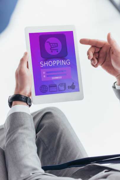 Teilansicht des Geschäftsmannes mit digitalem Tablet mit Einkaufsanwendung auf dem Bildschirm - Foto, Bild