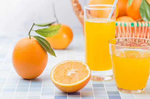 frische und köstliche Orangen und Orangensaft - Foto, Bild