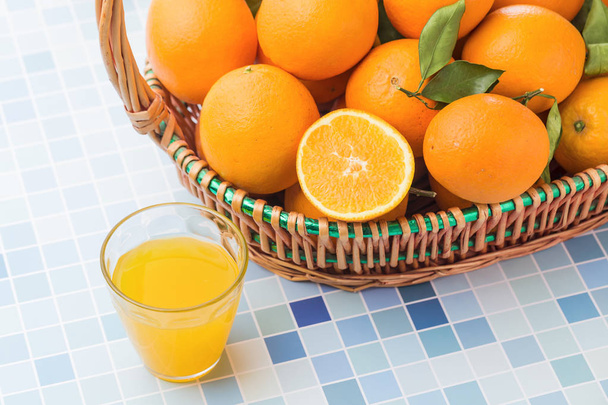 Tuoreita ja herkullisia appelsiineja ja appelsiinimehua
 - Valokuva, kuva