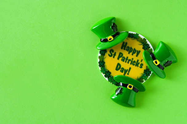 Symboles de la Saint Patrick sur fond vert. Espace de copie
 - Photo, image