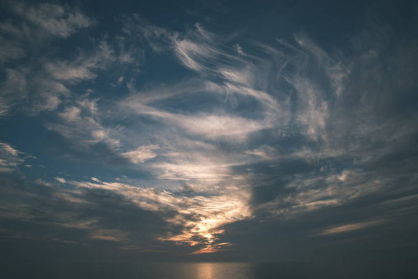 mooie schilderachtig uitzicht op de blauwe bewolkte hemel als achtergrond - Foto, afbeelding