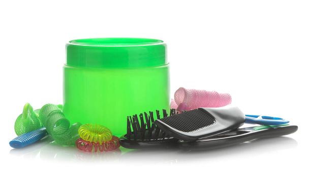 Különböző hajápoló termékek és a különböző haj kiegészítők, egy elszigetelt fehér háttér előtt. hajápolási kozmetikumok - Fotó, kép