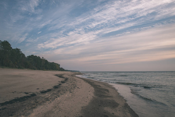 vista panorâmica das nuvens no céu azul sobre a beira-mar
 - Foto, Imagem
